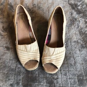 Tom wedge with peep toe